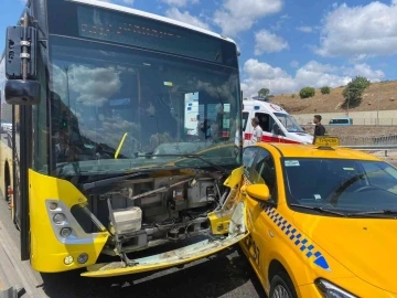 Pendik’te taksi İETT’ye çarptı, yolcular panikle dışarı çıktı
