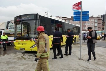 Pendik'te İETT otobüsüyle tır çarpıştı: 5 yaralı