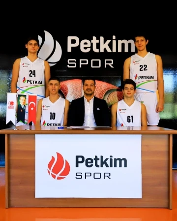 Petkimspor’da 4 genç profesyonel oldu
