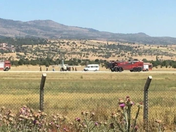 Piste iniş yapmak isteyen uçağın ön tekeri koptu
