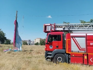 Pisti pas geçti, elektrik direğinde asılı kaldı
