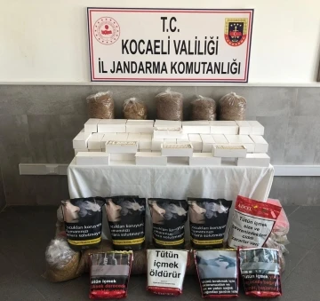 Piyasaya sürülmeye hazır onlarca kilo kaçak tütün ve binlerce makaron ele geçirildi
