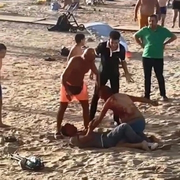 Plajda laf atma kavgası: Dakikalarca birbirlerini bıçakladılar, 2 kişi yaralandı
