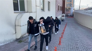 Polis aracına çarpıp pastane kurşunlayan suç makineleri yakalandı
