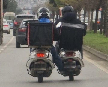 Polis ceza yazarken de ayırmadı
