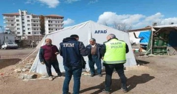 Polis ekipleri çadırları denetliyor