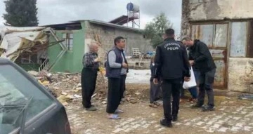 Polis ekipleri, depremzedelere destek oluyor