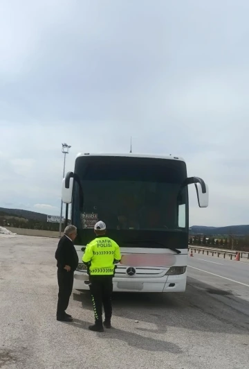 Polis ekipleri şehirlerarası otobüslerde emniyet kemeri bilgilendirmesi yaptı
