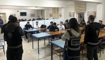 Polis ekipleri üniversite öğrencilerini bilgilendirdi
