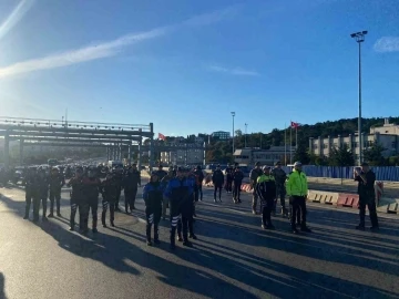 Polis ekiplerinden 15 Temmuz Şehitler Köprüsü’nde Atatürk’e saygı duruşu
