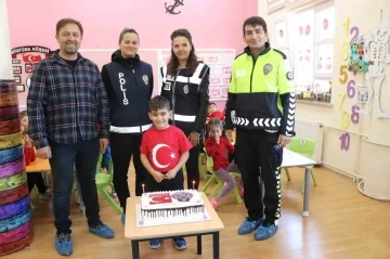 Polis ekiplerinden küçük Poyraz’a pastalı teşekkür
