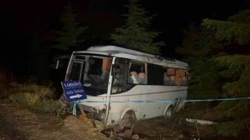 Polis memurlarını taşıyan midibüs şarampole uçtu: 14’ü polis 15 yaralı
