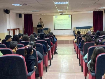 Polis öğrencilere ‘akran zorbalığını” anlattı
