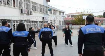 Polis öğrencilere kitap dağıtıp, voleybol oynadı