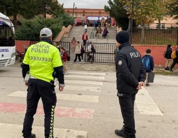 Polis okul çevresinde sıkı denetim yaptı
