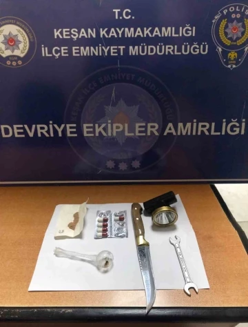 Polis üç kişiyi durdurdu, üçünden de bıçak çıktı
