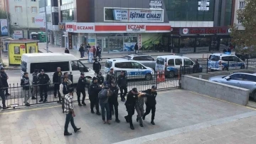 Polise mukavemette bulunan 6 şüpheli adliyeye sevk edildi
