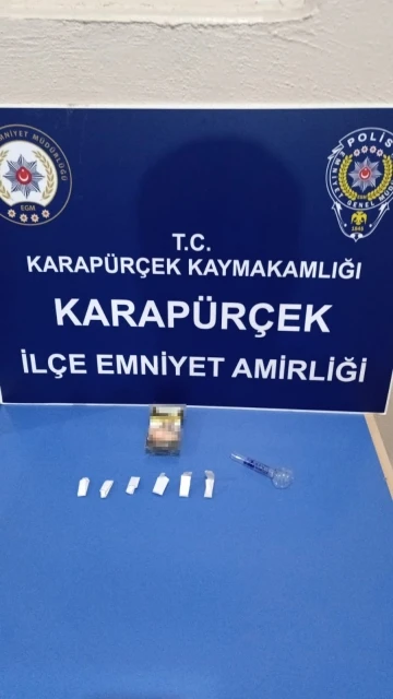 Polisi gördü kaçmaya başladı: Yola attığı sigara paketinden uyuşturucu çıktı
