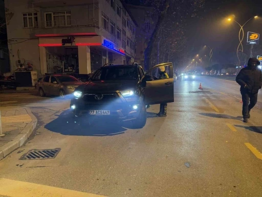 Polisi görünce park ettiği aracı ve içindeki kadını terk edip kaçtı
