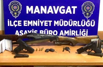 Polisin arama yaptığı ikamette ruhsatsız tabanca ve tüfek ele geçirildi
