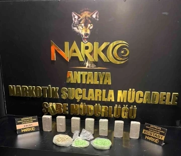 Polisin eş zamanlı operasyonunda 3,5 kilo eroin ile 2 bin 200 ecstasy hap ele geçirildi
