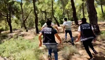 Polisin otomobille yolunu kestiği uyuşturucu tacirleri ormanda kovalamacayla yakalandı
