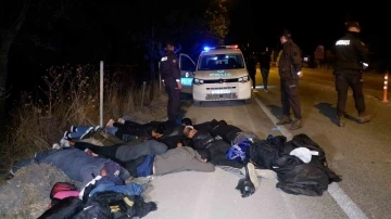 Polisin &quot;dur&quot; ihtarına uymayan göçmen kaçakçıları kaza yaptı, 9 göçmen yakalandı
