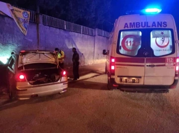 Polisin &quot;dur&quot; ihtarına uymayınca duvara çarptı
