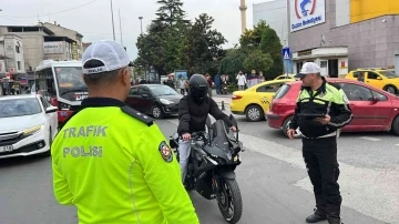 Polisin uygulamasını görüp ara sokaklara kaçtılar
