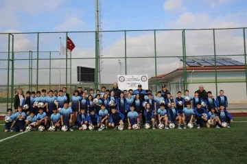 Polisler, çocuklarla futbol sahasında buluştu
