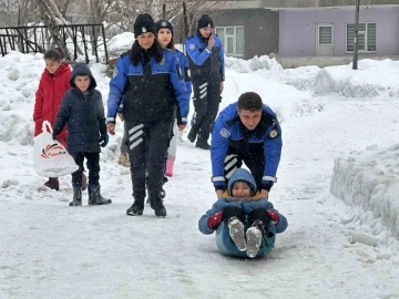 Polisler çocuklarla karda kaydı, kar topu ve futbol oynadı
