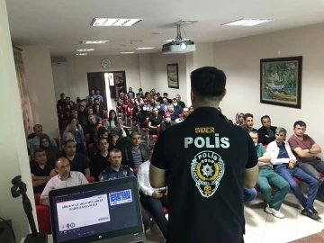 Polislerden öğrencilere internet eğitimi
