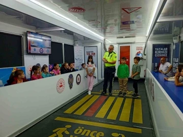 Polislerden öğrencilere trafik eğitimi
