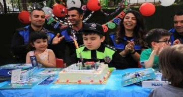 Polisten 6 yaşındaki Mehmet’e doğum günü sürprizi