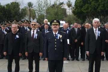 Polisten Atatürk Anıtı'na çelenk