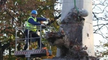 Polonya&rsquo;da Sovyet dönemine ait son kalıntılar yıkıldı