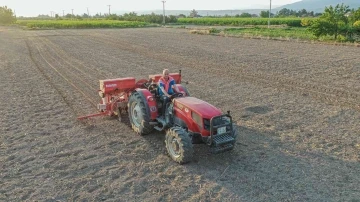 Poşuyu takıp traktörün direksiyonuna geçen Başkan, ilk tohumları toprakla buluşturdu
