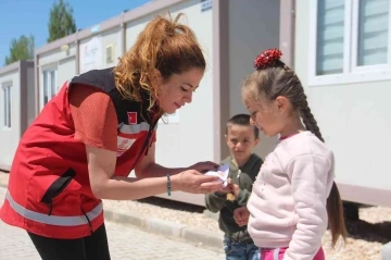 Psikososyal ekibi, savaştan tahliye edilen Ahıska Türklerini biran olsun yalnız bırakmıyor
