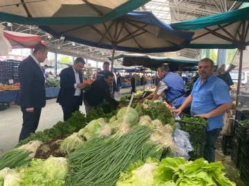 Pursaklar Belediye Başkanı Çetin, pazarın nabzını tuttu
