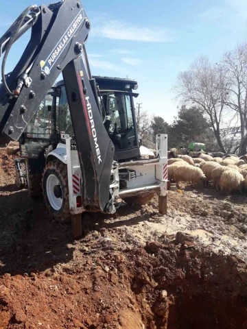 Pursaklar Belediyesi tüm birimleriyle deprem bölgesinde çalışmalarını yürütüyor
