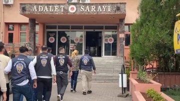 &quot;Borsada yüksek kazanç&quot; vadiyle 1 milyon dolar dolandırdılar
