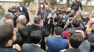 &quot;Kudüs Şairi&quot; Mehmet Akif İnan kabri başında anıldı
