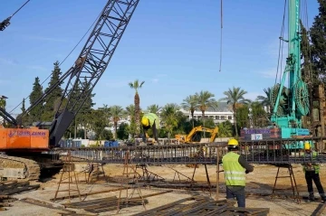 &quot;Kuşadası’nın Kent Meydanı yükseliyor
