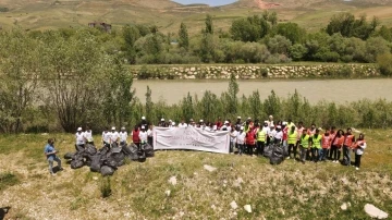 &quot;Nehri Sanatla Yıkamak Projesi&quot; çerçevesinde öğrenciler Çoruh Nehri etrafında çöp topladı
