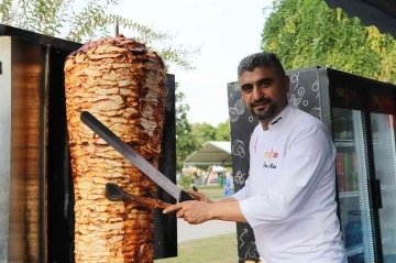 &quot;Piton Döner&quot; Adana Lezzet Festivali’nde yoğun ilgi gördü
