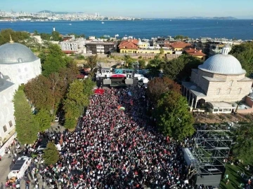 &quot;Şehit Heniyye’den Son Çağrı&quot; mitingi için binlerce kişi Ayasofya Meydanı’nda toplandı
