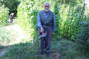 &quot;Yerler kirlenmesin&quot; diyerek çamurlu ayakkabılarını çıkarmıştı, herkesi duygulandırdı
