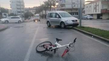 Rampadan inen bisikletli genç  hafif ticari araca çarptı: 1 yaralı
