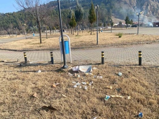 Rast gele atılan çöpler tepkilere neden oluyor