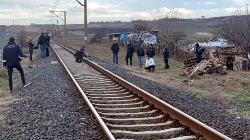 Rayların üzerinden geçmek isterken trenin çarpmasıyla öldü